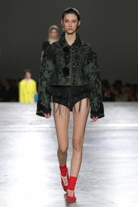PFW - Dries Van Noten Runway A model walks the runway during the Dries Van Noten Ready to Wear Spring Summer 2026 fashion show as part of the Paris Fashion Week on September 30, 2025 in Paris, France. Photo by Alain-Gil Gonzalze ABACAPRESS.COM Paris France  Copyright: xGonzalezxAlain-Gil ABACAx