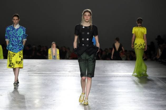 PFW - Dries Van Noten Runway A model walks the runway during the Dries Van Noten Ready to Wear Spring Summer 2026 fashion show as part of the Paris Fashion Week on September 30, 2025 in Paris, France. Photo by Alain-Gil Gonzalze ABACAPRESS.COM Paris France  Copyright: xGonzalezxAlain-Gil ABACAx
