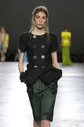 PFW - Dries Van Noten Runway A model walks the runway during the Dries Van Noten Ready to Wear Spring Summer 2026 fashion show as part of the Paris Fashion Week on September 30, 2025 in Paris, France. Photo by Alain-Gil Gonzalze ABACAPRESS.COM Paris France  Copyright: xGonzalezxAlain-Gil ABACAx