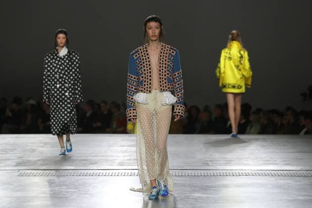 PFW - Dries Van Noten Runway A model walks the runway during the Dries Van Noten Ready to Wear Spring Summer 2026 fashion show as part of the Paris Fashion Week on September 30, 2025 in Paris, France. Photo by Alain-Gil Gonzalze ABACAPRESS.COM Paris France  Copyright: xGonzalezxAlain-Gil ABACAx