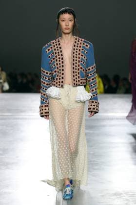 PFW - Dries Van Noten Runway A model walks the runway during the Dries Van Noten Ready to Wear Spring Summer 2026 fashion show as part of the Paris Fashion Week on September 30, 2025 in Paris, France. Photo by Alain-Gil Gonzalze ABACAPRESS.COM Paris France  Copyright: xGonzalezxAlain-Gil ABACAx