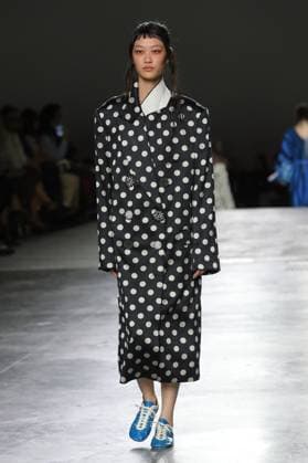 PFW - Dries Van Noten Runway A model walks the runway during the Dries Van Noten Ready to Wear Spring Summer 2026 fashion show as part of the Paris Fashion Week on September 30, 2025 in Paris, France. Photo by Alain-Gil Gonzalze ABACAPRESS.COM Paris France  Copyright: xGonzalezxAlain-Gil ABACAx