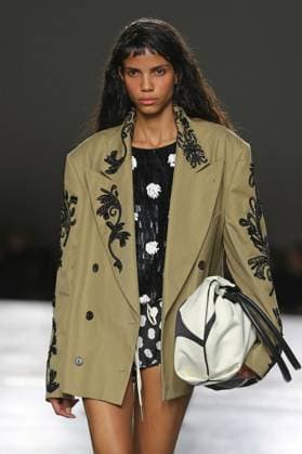 PFW - Dries Van Noten Runway A model walks the runway during the Dries Van Noten Ready to Wear Spring Summer 2026 fashion show as part of the Paris Fashion Week on September 30, 2025 in Paris, France. Photo by Alain-Gil Gonzalze ABACAPRESS.COM Paris France  Copyright: xGonzalezxAlain-Gil ABACAx