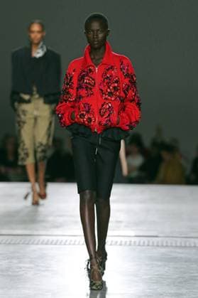 PFW - Dries Van Noten Runway A model walks the runway during the Dries Van Noten Ready to Wear Spring Summer 2026 fashion show as part of the Paris Fashion Week on September 30, 2025 in Paris, France. Photo by Alain-Gil Gonzalze ABACAPRESS.COM Paris France  Copyright: xGonzalezxAlain-Gil ABACAx
