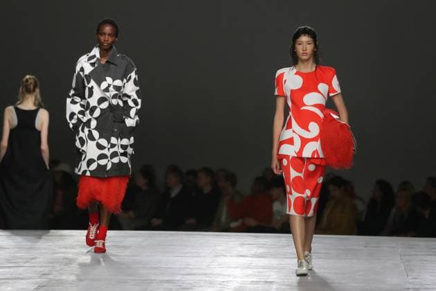 PFW - Dries Van Noten Runway A model walks the runway during the Dries Van Noten Ready to Wear Spring Summer 2026 fashion show as part of the Paris Fashion Week on September 30, 2025 in Paris, France. Photo by Alain-Gil Gonzalze ABACAPRESS.COM Paris France  Copyright: xGonzalezxAlain-Gil ABACAx