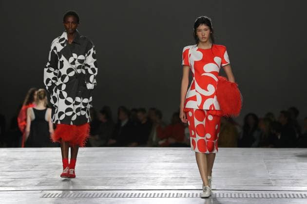 PFW - Dries Van Noten Runway A model walks the runway during the Dries Van Noten Ready to Wear Spring Summer 2026 fashion show as part of the Paris Fashion Week on September 30, 2025 in Paris, France. Photo by Alain-Gil Gonzalze ABACAPRESS.COM Paris France  Copyright: xGonzalezxAlain-Gil ABACAx