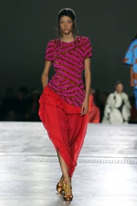 PFW - Dries Van Noten Runway A model walks the runway during the Dries Van Noten Ready to Wear Spring Summer 2026 fashion show as part of the Paris Fashion Week on September 30, 2025 in Paris, France. Photo by Alain-Gil Gonzalze ABACAPRESS.COM Paris France  Copyright: xGonzalezxAlain-Gil ABACAx