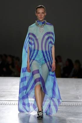 PFW - Dries Van Noten Runway A model walks the runway during the Dries Van Noten Ready to Wear Spring Summer 2026 fashion show as part of the Paris Fashion Week on September 30, 2025 in Paris, France. Photo by Alain-Gil Gonzalze ABACAPRESS.COM Paris France  Copyright: xGonzalezxAlain-Gil ABACAx