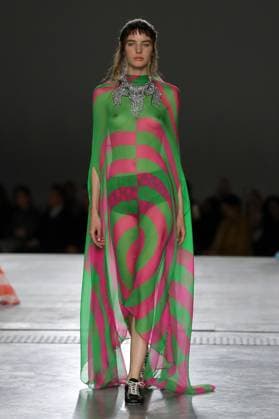PFW - Dries Van Noten Runway A model walks the runway during the Dries Van Noten Ready to Wear Spring Summer 2026 fashion show as part of the Paris Fashion Week on September 30, 2025 in Paris, France. Photo by Alain-Gil Gonzalze ABACAPRESS.COM Paris France  Copyright: xGonzalezxAlain-Gil ABACAx
