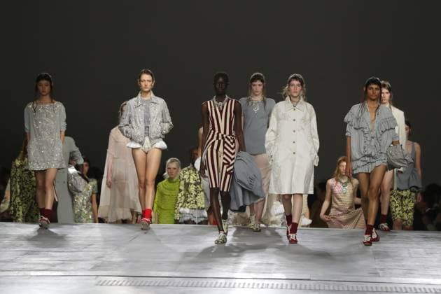 PFW - Dries Van Noten Runway A model walks the runway during the Dries Van Noten Ready to Wear Spring Summer 2026 fashion show as part of the Paris Fashion Week on September 30, 2025 in Paris, France. Photo by Alain-Gil Gonzalze ABACAPRESS.COM Paris France  Copyright: xGonzalezxAlain-Gil ABACAx