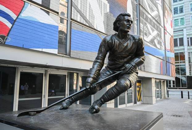 Montreal Canadiens A statue of Guy Lafleur stands outside the Bell Centre in Montreal, Quebec, Canada, on September 30, 2025. The arena is home to the Montreal Canadiens ice hockey team. Montreal PQ Canada  Copyright: xGrahamxHughesx originalFilename: hughes-montreal250930_npPYb.jpg