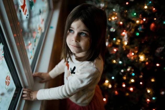 Little Girl Waiting by the Window at Christmas Calgary, Alberta, Canada CR_AMST250930-1776717-01 ,model released, Symbolfoto ,property released