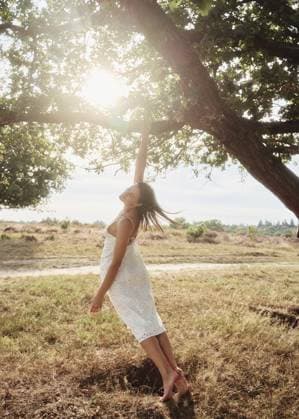 beautiful woman under the tree in heather field Amsterdam, North Holland, Netherlands CR_DIRA250930-1843294-01 ,model released, Symbolfoto
