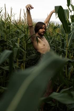 Man with arms raised in freedom gesture standing among corn field Minsk, Minsk Region, Belarus CR_YUKI250930-1839602-01 ,model released, Symbolfoto