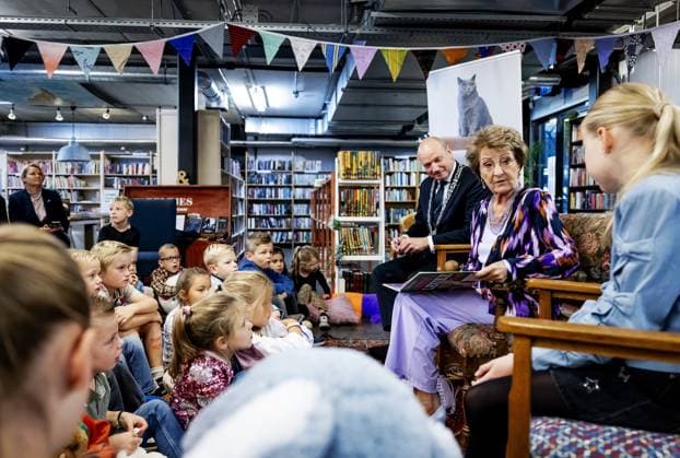 APELDOORN - Princess Margriet reads to children from the third grade of De Zonnewende primary school at the start of Children s Book Week, at the recycling and reintegration company Foenix. During Children s Book Week, children can exchange a book from home for one from the thrift store. ANP ROBIN VAN LONKHUIJSEN netherlands out - belgium out  Copyright: xx x538019580x originalFilename: 538019580.jpg