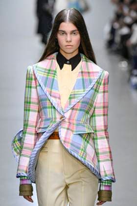 Défilé Anrealage Collection Femme Prêt à Porter Printemps Eté 2026 lors de la Fashion Week de Paris, le 30 septembre 2025 Anrealage Fashion Show Women Ready to Wear Spring Summer 2026 Collection , during Paris Fashion Week September 30th, 2025 Paris France  Copyright: xAgencex xBestimagexAgencex xBestimagex