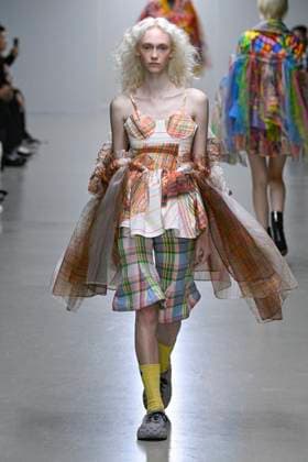 Défilé Anrealage Collection Femme Prêt à Porter Printemps Eté 2026 lors de la Fashion Week de Paris, le 30 septembre 2025 Anrealage Fashion Show Women Ready to Wear Spring Summer 2026 Collection , during Paris Fashion Week September 30th, 2025 Paris France  Copyright: xAgencex xBestimagexAgencex xBestimagex
