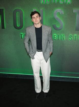 September 30, 2025, New York, Ny, United States: Charlie Hall attends the World Premiere of NETFLIX Monster: The Ed Gein Story . Held at The Plaza Hotel in New York. Dinara Khairova Zuma Presss. September 30, 2025. New York United States - ZUMAp281 20250930_zea_p281_002 Copyright: xPhotoxImagexPressx