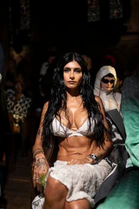 Linfluenceuse Mia Khalifa miakhalifa, Mia K au Front Row au défilé Casablanca Collection Femme Prêt à Porter Printemps Eté 2026 lors de la Fashion Week de Paris PFW , au 23 avenue georges V, à Paris, France, le 1er octobre 2025 Pierre Perusseau Bestimage Front Row Casablanca Womenswear Spring Summer 2026 show as part of Paris Fashion Week on October 01, 2025 in Paris, France Paris France  Copyright: xTizianoxDaxSilvax-xPierrexPerusseaux xBestimagexTizianoxDaxSilvax-xPierrexPerusseaux xBestimagex