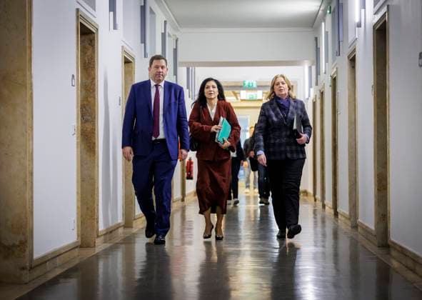 Lars Klingbeil, Bundesminister der Finanzen, beim Stahl-Gespraech mit Betriebsraeten und Gewerkschaften im Bundesfinanzministerium u.a. mit Baerbel Bas (SPD), Bundesministerin fuer Arbeit und Soziales, und Katherina Reiche (CDU), Bundesministerin fuer Wirtschaft und Energie. Fotografiert im Auftrag des Bundesfinanzministeriums Berlin Deutschland *** Lars Klingbeil, Federal Minister of Finance, at the steel talks with works councils and trade unions in the Federal Ministry of Finance with Baerbel Bas SPD , Federal Minister of Labor and Social Affairs, and Katherina Reiche CDU , Federal Minister of Economics and Energy Photographed on behalf of the Federal Ministry of Finance Berlin Germany Copyright: xThomasxKoehler BMFx