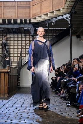 PFW - DE MOO Runway A model walks the runway during the DE MOO Womenswear Spring Summer 2026 show as part of Paris Fashion Week on October 1, 2025 in Paris, France. Photo by Jana Call me J ABACAPRESS.COM Paris Ile de France France  Copyright: xJanaxCallxmexJ ABACAx