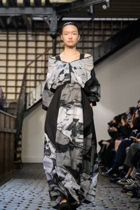 PFW - DE MOO Runway A model walks the runway during the DE MOO Womenswear Spring Summer 2026 show as part of Paris Fashion Week on October 1, 2025 in Paris, France. Photo by Jana Call me J ABACAPRESS.COM Paris Ile de France France  Copyright: xJanaxCallxmexJ ABACAx