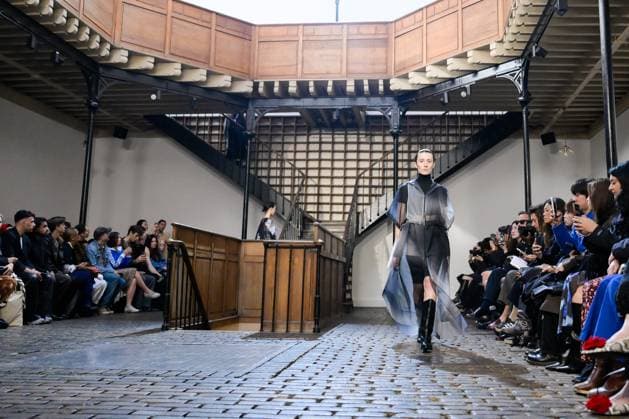 PFW - DE MOO Runway A model walks the runway during the DE MOO Womenswear Spring Summer 2026 show as part of Paris Fashion Week on October 1, 2025 in Paris, France. Photo by Jana Call me J ABACAPRESS.COM Paris Ile de France France  Copyright: xJanaxCallxmexJ ABACAx