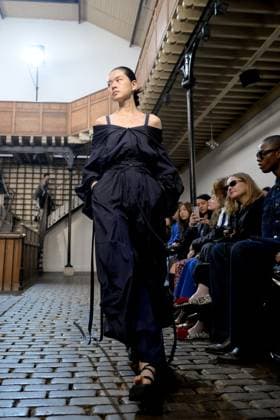 PFW - DE MOO Runway A model walks the runway during the DE MOO Womenswear Spring Summer 2026 show as part of Paris Fashion Week on October 1, 2025 in Paris, France. Photo by Jana Call me J ABACAPRESS.COM Paris Ile de France France  Copyright: xJanaxCallxmexJ ABACAx
