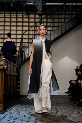 PFW - DE MOO Runway A model walks the runway during the DE MOO Womenswear Spring Summer 2026 show as part of Paris Fashion Week on October 1, 2025 in Paris, France. Photo by Jana Call me J ABACAPRESS.COM Paris Ile de France France  Copyright: xJanaxCallxmexJ ABACAx