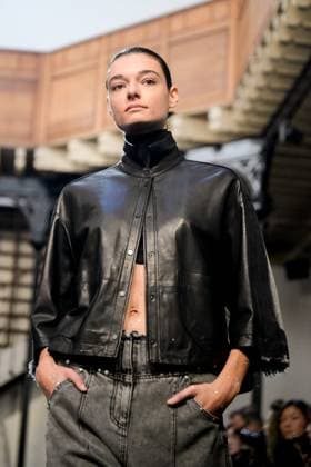 PFW - DE MOO Runway A model walks the runway during the DE MOO Womenswear Spring Summer 2026 show as part of Paris Fashion Week on October 1, 2025 in Paris, France. Photo by Jana Call me J ABACAPRESS.COM Paris Ile de France France  Copyright: xJanaxCallxmexJ ABACAx