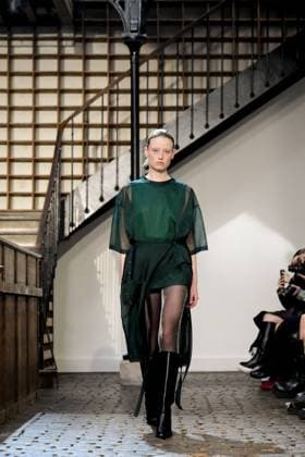 PFW - DE MOO Runway A model walks the runway during the DE MOO Womenswear Spring Summer 2026 show as part of Paris Fashion Week on October 1, 2025 in Paris, France. Photo by Jana Call me J ABACAPRESS.COM Paris Ile de France France  Copyright: xJanaxCallxmexJ ABACAx