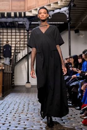 PFW - DE MOO Runway A model walks the runway during the DE MOO Womenswear Spring Summer 2026 show as part of Paris Fashion Week on October 1, 2025 in Paris, France. Photo by Jana Call me J ABACAPRESS.COM Paris Ile de France France  Copyright: xJanaxCallxmexJ ABACAx