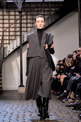 PFW - DE MOO Runway A model walks the runway during the DE MOO Womenswear Spring Summer 2026 show as part of Paris Fashion Week on October 1, 2025 in Paris, France. Photo by Jana Call me J ABACAPRESS.COM Paris Ile de France France  Copyright: xJanaxCallxmexJ ABACAx