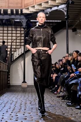PFW - DE MOO Runway A model walks the runway during the DE MOO Womenswear Spring Summer 2026 show as part of Paris Fashion Week on October 1, 2025 in Paris, France. Photo by Jana Call me J ABACAPRESS.COM Paris Ile de France France  Copyright: xJanaxCallxmexJ ABACAx