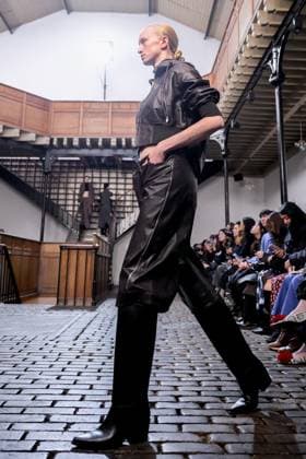 PFW - DE MOO Runway A model walks the runway during the DE MOO Womenswear Spring Summer 2026 show as part of Paris Fashion Week on October 1, 2025 in Paris, France. Photo by Jana Call me J ABACAPRESS.COM Paris Ile de France France  Copyright: xJanaxCallxmexJ ABACAx