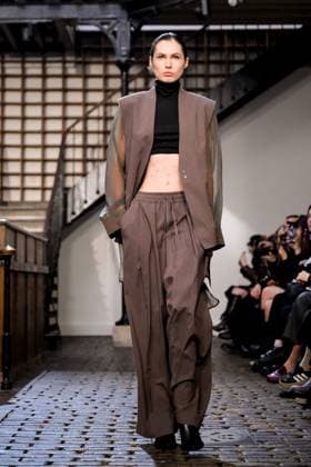 PFW - DE MOO Runway A model walks the runway during the DE MOO Womenswear Spring Summer 2026 show as part of Paris Fashion Week on October 1, 2025 in Paris, France. Photo by Jana Call me J ABACAPRESS.COM Paris Ile de France France  Copyright: xJanaxCallxmexJ ABACAx