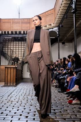 PFW - DE MOO Runway A model walks the runway during the DE MOO Womenswear Spring Summer 2026 show as part of Paris Fashion Week on October 1, 2025 in Paris, France. Photo by Jana Call me J ABACAPRESS.COM Paris Ile de France France  Copyright: xJanaxCallxmexJ ABACAx
