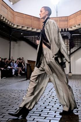 PFW - DE MOO Runway A model walks the runway during the DE MOO Womenswear Spring Summer 2026 show as part of Paris Fashion Week on October 1, 2025 in Paris, France. Photo by Jana Call me J ABACAPRESS.COM Paris Ile de France France  Copyright: xJanaxCallxmexJ ABACAx