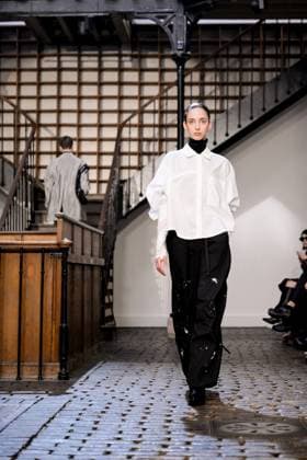 PFW - DE MOO Runway A model walks the runway during the DE MOO Womenswear Spring Summer 2026 show as part of Paris Fashion Week on October 1, 2025 in Paris, France. Photo by Jana Call me J ABACAPRESS.COM Paris Ile de France France  Copyright: xJanaxCallxmexJ ABACAx