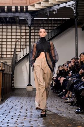 PFW - DE MOO Runway A model walks the runway during the DE MOO Womenswear Spring Summer 2026 show as part of Paris Fashion Week on October 1, 2025 in Paris, France. Photo by Jana Call me J ABACAPRESS.COM Paris Ile de France France  Copyright: xJanaxCallxmexJ ABACAx
