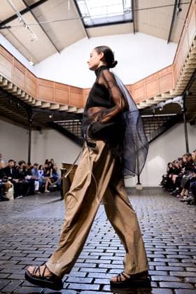 PFW - DE MOO Runway A model walks the runway during the DE MOO Womenswear Spring Summer 2026 show as part of Paris Fashion Week on October 1, 2025 in Paris, France. Photo by Jana Call me J ABACAPRESS.COM Paris Ile de France France  Copyright: xJanaxCallxmexJ ABACAx