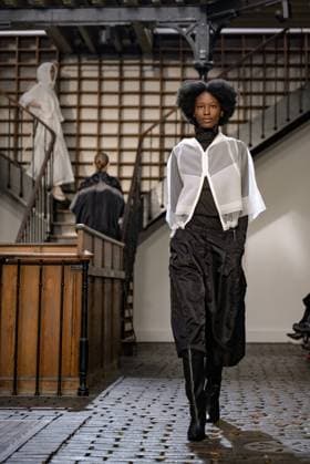 PFW - DE MOO Runway A model walks the runway during the DE MOO Womenswear Spring Summer 2026 show as part of Paris Fashion Week on October 1, 2025 in Paris, France. Photo by Jana Call me J ABACAPRESS.COM Paris Ile de France France  Copyright: xJanaxCallxmexJ ABACAx