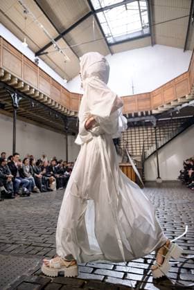 PFW - DE MOO Runway A model walks the runway during the DE MOO Womenswear Spring Summer 2026 show as part of Paris Fashion Week on October 1, 2025 in Paris, France. Photo by Jana Call me J ABACAPRESS.COM Paris Ile de France France  Copyright: xJanaxCallxmexJ ABACAx