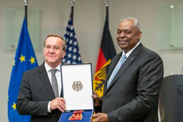 Boris Pistorius + Lloyd Austin EUR, Deutschland, Berlin, 01.10.2025: Bundesminister der Verteidigung Boris Pistorius (SPD) empfängt den ehemaligen Verteidigungsminister der Vereinigten Staaten von Amerika Lloyd Austin. Lloyd James Austin III erhält den Verdienstorden der Bundesrepublik Deutschland. Als Anerkennung für sein außerordentliches persönliches Engagement für die deutsch-amerikanische Freundschaft und die nachhaltige Stärkung der bilateralen verteidigungs- und militärpolitischen Zusammenarbeit. *** Boris Pistorius Lloyd Austin EUR, Germany, Berlin, 01 10 2025 Federal Minister of Defense Boris Pistorius SPD receives the former Secretary of Defense of the United States of America Lloyd Austin Lloyd James Austin III receives t