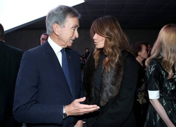 Bernard Arnault and Carla Bruni at the Front Row of the Christian Dior Womenswear Spring Summer 2026 show as part of Paris Fashion Week PFW , in the Jardin des Tuileries, Paris, France, October 1st, 2025 Bertrand Rindoff Bestimage Front Row Christian Dior Womenswear Spring Summer 2026 show as part of Paris Fashion Week on October 1st, 2025 in Paris, France Paris France  Copyright: xBERTRANDxRINDOFFxPETROFFx xBESTIMAGExBERTRANDxRINDOFFxPETROFFx xBESTIMAGEx