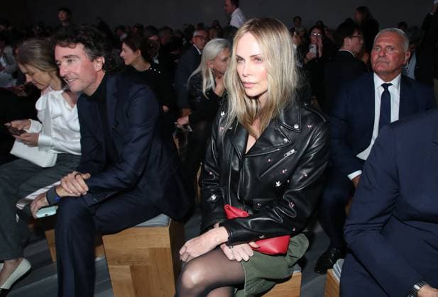 Antoine Arnault and Charlize Theron at the Front Row of the Christian Dior Womenswear Spring Summer 2026 show as part of Paris Fashion Week PFW , in the Jardin des Tuileries, Paris, France, October 1st, 2025 Bertrand Rindoff Bestimage Front Row Christian Dior Womenswear Spring Summer 2026 show as part of Paris Fashion Week on October 1st, 2025 in Paris, France Paris France  Copyright: xBERTRANDxRINDOFFxPETROFFx xBESTIMAGExBERTRANDxRINDOFFxPETROFFx xBESTIMAGEx