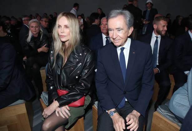Charlize Theron and Bernard Arnault at the Front Row of the Christian Dior Womenswear Collection Prêt à Porter Spring Summer 2026 show as part of Paris Fashion Week PFW , in the Jardin des Tuileries, in Paris, France, October 1st, 2025 Bertrand Rindoff Bestimage Front Row Christian Dior Womenswear Spring Summer 2026 show as part of Paris Fashion Week on October 1st, 2025 in Paris, France Paris France  Copyright: xBERTRANDxRINDOFFxPETROFFx xBESTIMAGExBERTRANDxRINDOFFxPETROFFx xBESTIMAGEx
