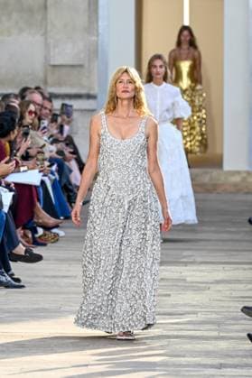 Laura Dern parades for Gabriela Hearst Womens Collection Prêt à Porter Printemps Eté 2026 at Paris Fashion Week PFW , in Paris, France, on October 01, 2025 Bestimage Laura Dern on the runway at the Gabriela Hearst fashion show as part of Spring Summer 2026 Paris Fashion Week on October 01, 2025 in Paris, France Paris France  Copyright: xAgencex xBestimagexAgencex xBestimagex