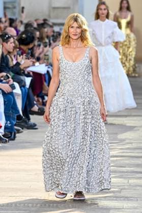 Laura Dern parades for Gabriela Hearst Womens Collection Prêt à Porter Printemps Eté 2026 at Paris Fashion Week PFW , in Paris, France, on October 01, 2025 Bestimage Laura Dern on the runway at the Gabriela Hearst fashion show as part of Spring Summer 2026 Paris Fashion Week on October 01, 2025 in Paris, France Paris France  Copyright: xAgencex xBestimagexAgencex xBestimagex