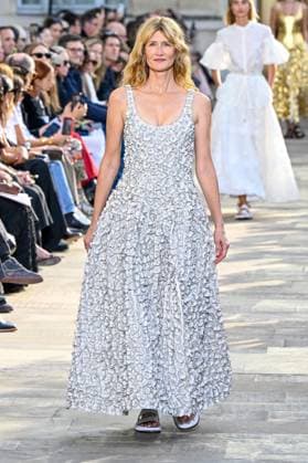 Laura Dern parades for Gabriela Hearst Womens Collection Prêt à Porter Printemps Eté 2026 at Paris Fashion Week PFW , in Paris, France, on October 01, 2025 Bestimage Laura Dern on the runway at the Gabriela Hearst fashion show as part of Spring Summer 2026 Paris Fashion Week on October 01, 2025 in Paris, France Paris France  Copyright: xAgencex xBestimagexAgencex xBestimagex